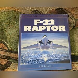 F-22 RAPTOR Enthusiasts Color Series USAF Military Aircraft Book